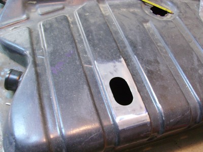 IMGP0103.JPG (75.43 Kio) Vu 3982 fois Trou pour le montage de la pompe