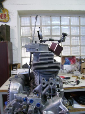 IMGP0219.JPG (83.4 Kio) Vu 4415 fois A mi levée sans lash caps la tige de culbu et la vis ne sont pas alignés