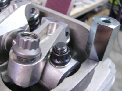 IMGP0220.JPG (54.67 Kio) Vu 4643 fois Ici ça passe fin avec l'ecrou de rampe, l'ecrou de cache culbu passera jamais