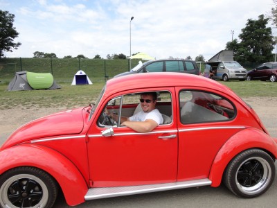 Florian nous avoue que sont desir le plus secret etait de conduire une voiture rouge comme une Ferrari, alors on a essaye de lui faire plaisir, vous ne trouver pas qu il a l air heureux