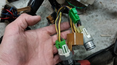 20160103_145557.jpg (61.84 Kio) Vu 3611 fois Relais pompe à essence (socle vert), relais principal (socle marron).