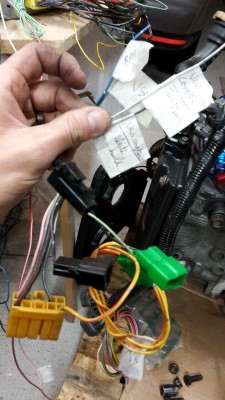 Vers l'avant de l'auto (dans mon cas compteur un Sub) : L'info compte-tours, l'alerte huile, la tempé d'eau, les prises de diag). J'ai aussi mis là le fil pour l'info vitesse, même s'il partira vers la boite.