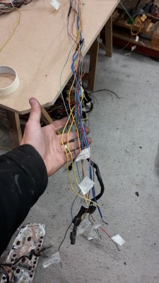 Vers une platine à créer, avec fusibles et relais : alim +12v, commande relais pompe à essence, commande relais principal, commande ventilos, masse, start signal.