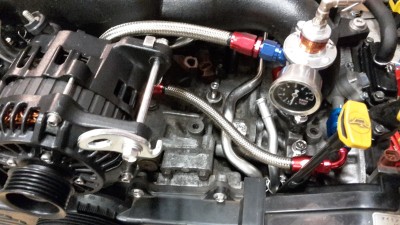 Régulateur et mano de pression d'essence fixés