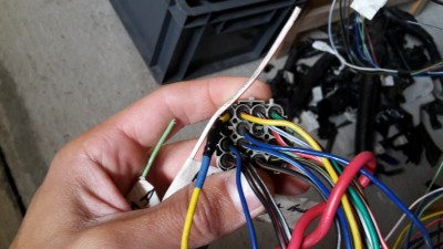 Le connecteur de Seb, les fils bleu clair et blanc/rouge dans ma main devraient être connectés ici, dans les 2 emplacements vides.