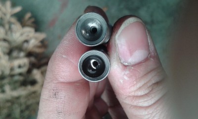 20170406_173500.jpg (1.01 Mio) Vu 8614 fois En haut un peu de pitting et en bas la tige est rentrée de 0,7mm dans la coupelle.