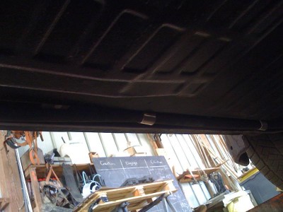 passage de durite dans chacune des rainures du chassis<br /> avec des bagues de fixation maison qui se prennent sur les vis du chassis