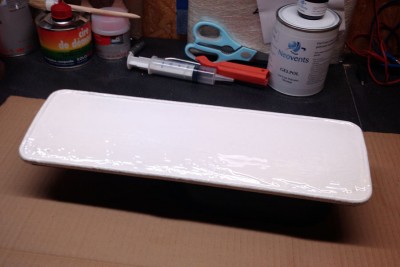 Lorsque la pièce est bien lisse, je la cire et j'applique une couche de GelCoat pour moule. Ici il est blanc...