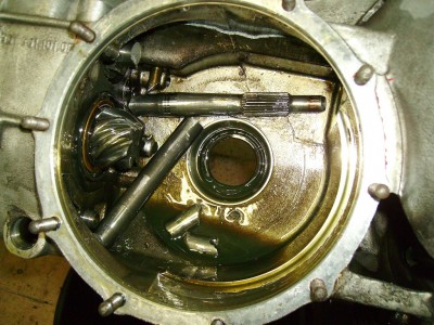 gl IMGP0199.jpg (118.28 Kio) Vu 4040 fois Et la c'est le drame! L'arbre primaire est sectionné à 2 endroits mais il n'y a pas que lui au fond du carter.