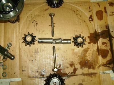 gl IMGP0201.jpg (92.73 Kio) Vu 3232 fois Voila comment vont les pièces à l'origine, l'axe des satellites est sorti du diff et est venu sectionné l'arbre primaire.