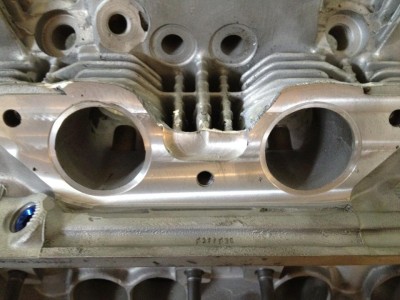 292666_310267609066990_202425184_n.jpg (87.12 Kio) Vu 3990 fois Soudure et resurfaçage, l'entrée des conduits a été amorcé à la fraiseuse.